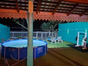 un jacuzzi dans la cour d'une maison la nuit dans l'établissement Villa Camellia Garland, à Wenamulla