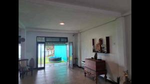 un salon avec une porte donnant sur une baignoire dans l'établissement Villa Camellia Garland, à Wenamulla