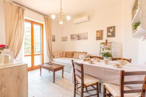 a living room with a table and a couch at Casa Vacanze Mongili - Il Moro in Chiusi