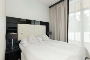 Ένα ή περισσότερα κρεβάτια σε δωμάτιο στο Unique Studio with Air Conditioning Sauna and Swimming Pool by Noclegi Renters +12 φωτογραφίες