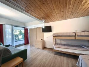 TV a/nebo společenská místnost v ubytování Marilleva 1400 Appartamenti Montana