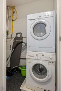 a washing machine and a washer in a room at Comfortable 1-Bedroom Flat in Central Rotterdam in Rotterdam +1 photo