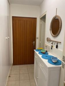 ラ・トランブラードにあるVilla entre océan et pinèdeのボウルが置かれたカウンターのあるバスルーム