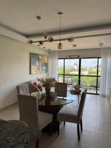 a living room with a table and chairs and a couch at Pool & Gym - 10min Aeropuerto y HOMS - Dream Stay in Santiago de los Caballeros