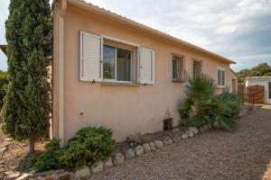 a house with a window on the side of it at Maison Porto Vecchio 6p in Porto-Vecchio