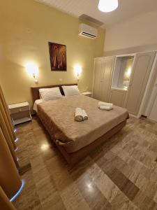 Un dormitorio con una cama con dos toallas encima. en Alexandra Apartment 14, en Melíkia