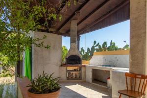 an outdoor kitchen with a pizza oven on a patio at La casa di Ulisse 1 in Ispica