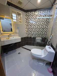 a bathroom with a toilet and a sink at فندق نزلي المعابدة in Miná +31 photos