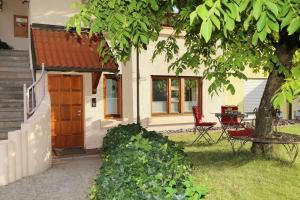 une maison avec une table et des chaises dans la cour dans l'établissement Appartement Schwarzwaldstüble, à Oberharmersbach