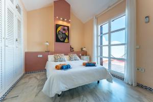 En eller flere senge i et værelse på Townhouse beachside Fuengirola + 18 billeder