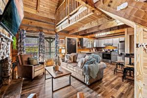 Χώρος καθιστικού στο Gorgeous Secluded Cabin with Fire Pit and Barbecue in Sevierville, Tennessee