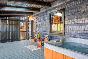 Φωτογραφία από το άλμπουμ του Gorgeous Secluded Cabin with Fire Pit and Barbecue in Sevierville, Tennessee σε Shady Grove +35 φωτογραφίες