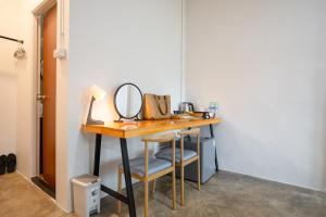 a dressing table with a mirror and a stool at Fix 25 House Koh Kood in Ban Khlong Mat