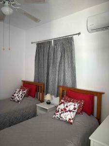 Postel nebo postele na pokoji v ubytování Ikaria Village, Maisonette Sea 10