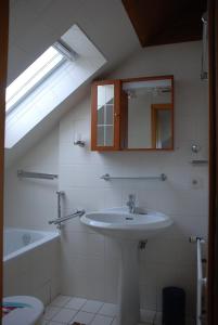a bathroom with a sink and a mirror at Haus Sonnensegler Ferienwohnung Luv in Cuxhaven