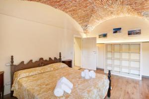 a bedroom with a bed with towels on it at Le scale, borgo dei pescatori in Cervo