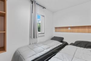 Postel nebo postele na pokoji v ubytování Mobile Home Le Montourey Forum 80