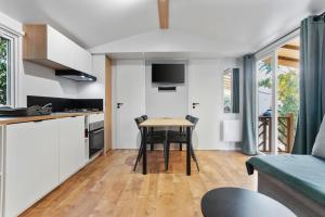 Kuchyň nebo kuchyňský kout v ubytování Mobile Home Le Montourey Forum 80