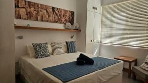 ein Schlafzimmer mit einem Bett mit einer blauen Decke in der Unterkunft Family Retreat - Pool - Gym - BBQ - Walk to Beach in Cap Malheureux + 39 Fotos