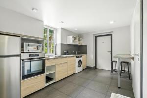 レムシャイトにあるHotel Engelsburg - Apartments - Ferienwohnungenのシンクと食器洗い機付きのキッチン