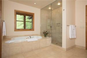 une grande salle de bain avec baignoire et douche dans l'établissement RMR: Granite Ridge Lodge 3197 in Teton Village, à Teton Village 17 autres photos