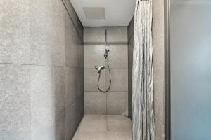 レムシャイトにあるHotel Engelsburg - Apartments - Ferienwohnungenのシャワーカーテン付きのシャワー付きバスルーム +55枚の写真