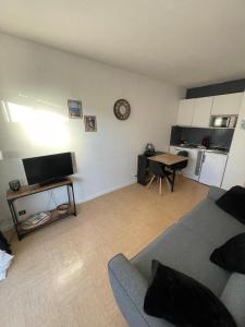 una sala de estar con un sofá y una mesa en Appartement Port d'Arcachon, en Arcachon