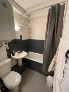 y baño con aseo, lavabo y bañera. en Appartement Port d'Arcachon, en Arcachon