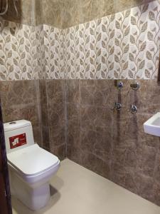 un baño con inodoro y lavabo en Hotel Sky Residency Couple Friendly, en Nueva Delhi