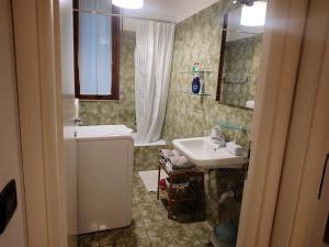 a bathroom with a sink and a toilet and a tub at B&b La Lucciola in Salsomaggiore Terme +14 photos