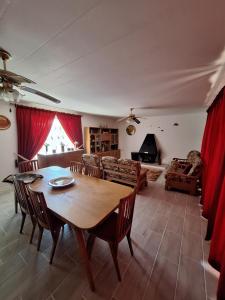 OranjevilleにあるVaalatonの木製のテーブルと椅子のあるリビングルーム