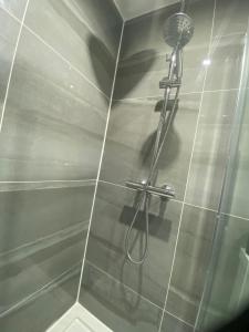 una ducha con cabezal de ducha en un baño en Moore Place, en Houghton Regis