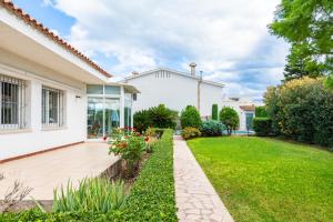 a house with a garden in front of it at Mario in Vinaròs