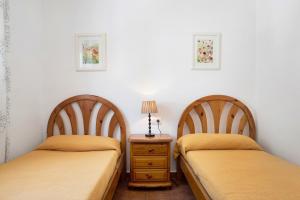 deux lits côte à côte dans une pièce dans l'établissement Poniente, à Roche 18 autres photos