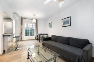 a living room with a couch and a table at Apartamento Ribera del Marisco in El Puerto de Santa María