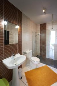 Un baño con lavabo, inodoro y ducha. en Villa with great pool dog friendly, en Vinarós