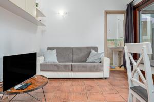 Casa TamponiOrizzonti Solarium的客厅里有一张沙发和一张桌子。