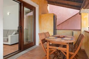 Casa TamponiOrizzonti Solarium的配有木桌椅的餐厅