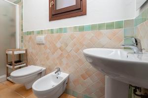 Casa TamponiOrizzonti Solarium的带水槽和马桶的浴室 更多18张照片