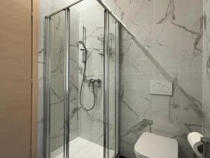 Un baño con ducha de cristal con inodoro. en Welc-ōM Celeste Rooms, en Ponte di Brenta 28 fotos más