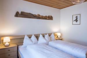 Postel nebo postele na pokoji v ubytování Beckenbinder Apartement Schlern