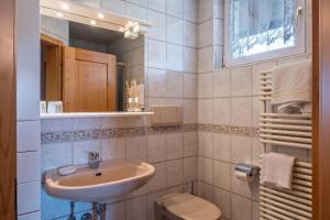 Koupelna v ubytování Beckenbinder Apartement Schlern + 25 fotografií