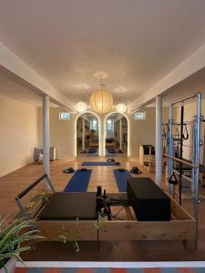 un gimnasio con una fila de máquinas de pilates en Château des quatre tourelles, en Doué-la-Fontaine