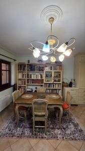 ein Esszimmer mit einem Tisch und einem Deckenventilator in der Unterkunft Ari's apartment in Arachova