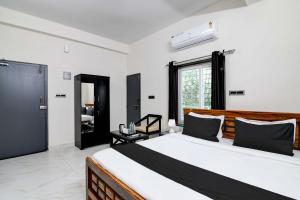 a bedroom with a large bed and a window at Hotel O SS INN Hotels & Homes in Bhubaneshwar