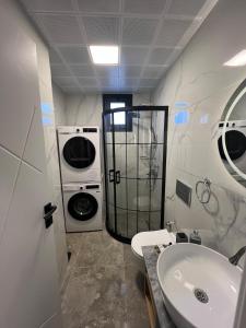 a bathroom with a washing machine and a sink at Mirşah SUİT in Bezkesen