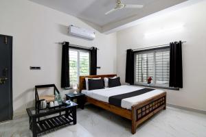 a bedroom with a large bed and a window at Hotel O SS INN Hotels & Homes in Bhubaneshwar