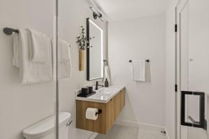 Koupelna v ubytování Tide House - Unit C - Modern Seaside 1BD w Parking + 17 fotografií