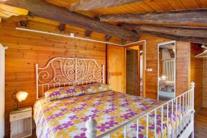 a bedroom with a bed in a log cabin at Cascina Taronico in Bellagio