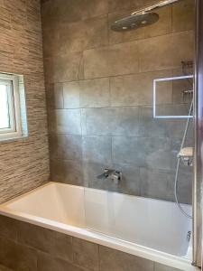 Et badeværelse på Stylish 3-Bed Flat Opposite Central Line Station